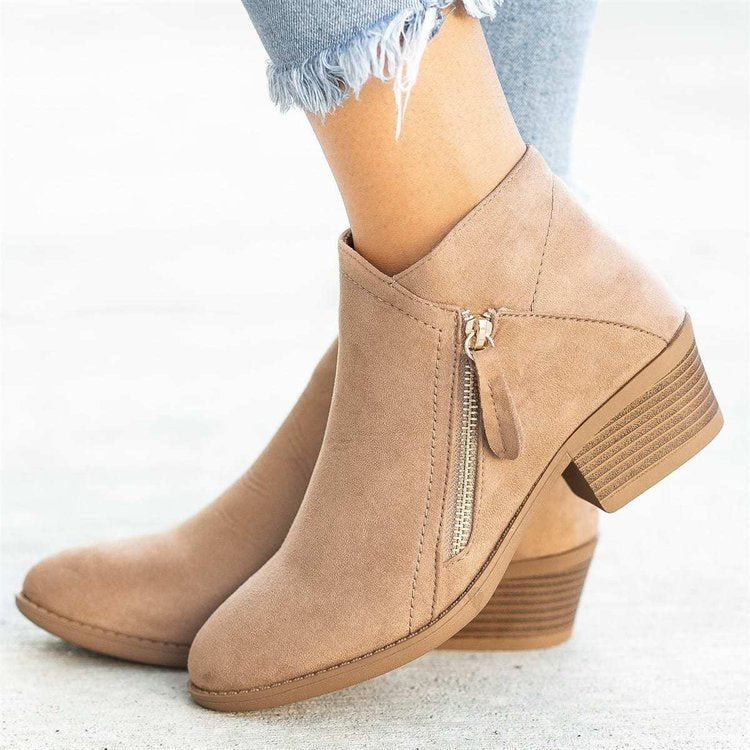 Design moderne des bottines Nova™ porté avec une tenue chic.