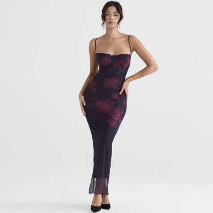 Robe Shaira™ associée à des talons pour un look de soirée chic.