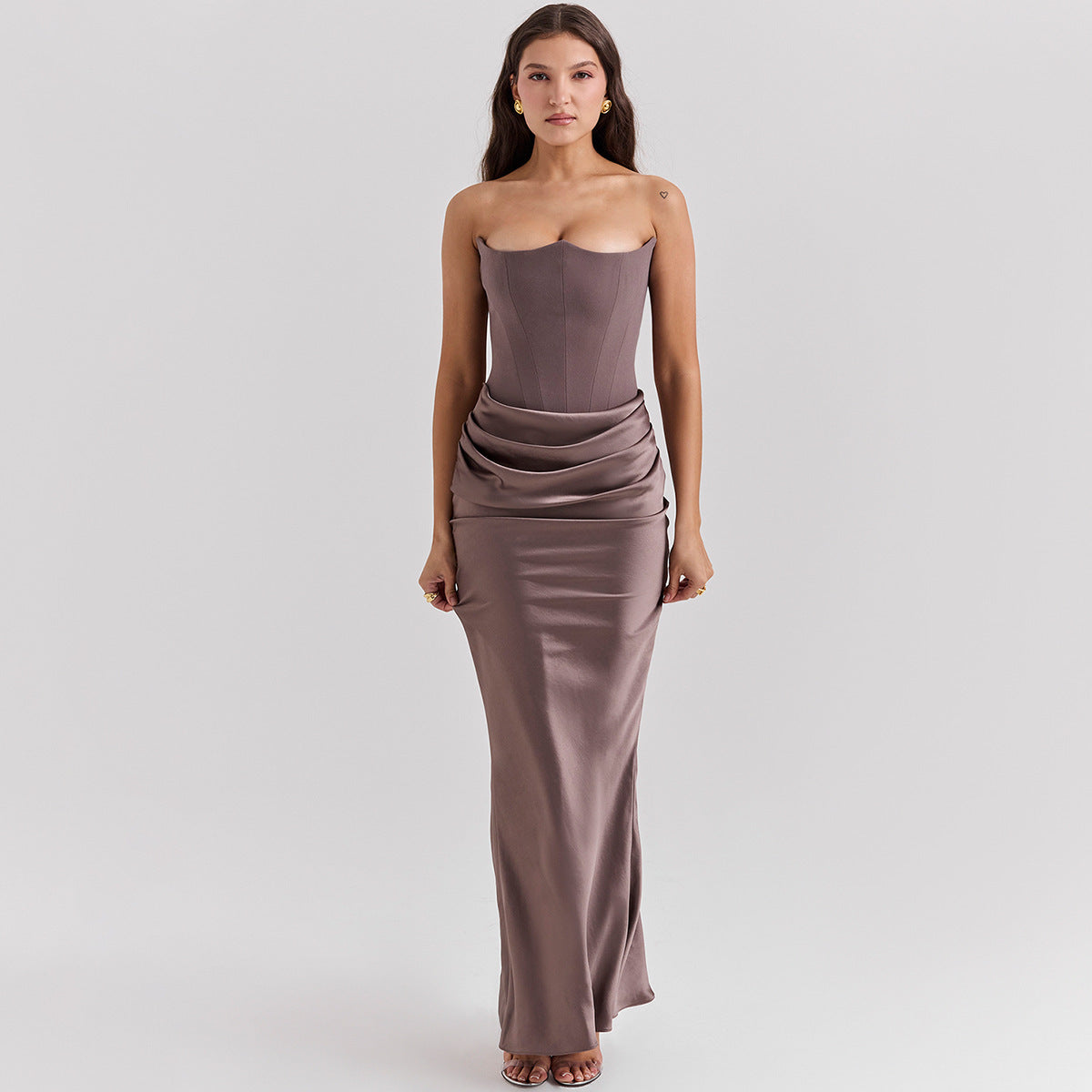 Vue complète de la robe Yara™, idéale pour les occasions spéciales.
